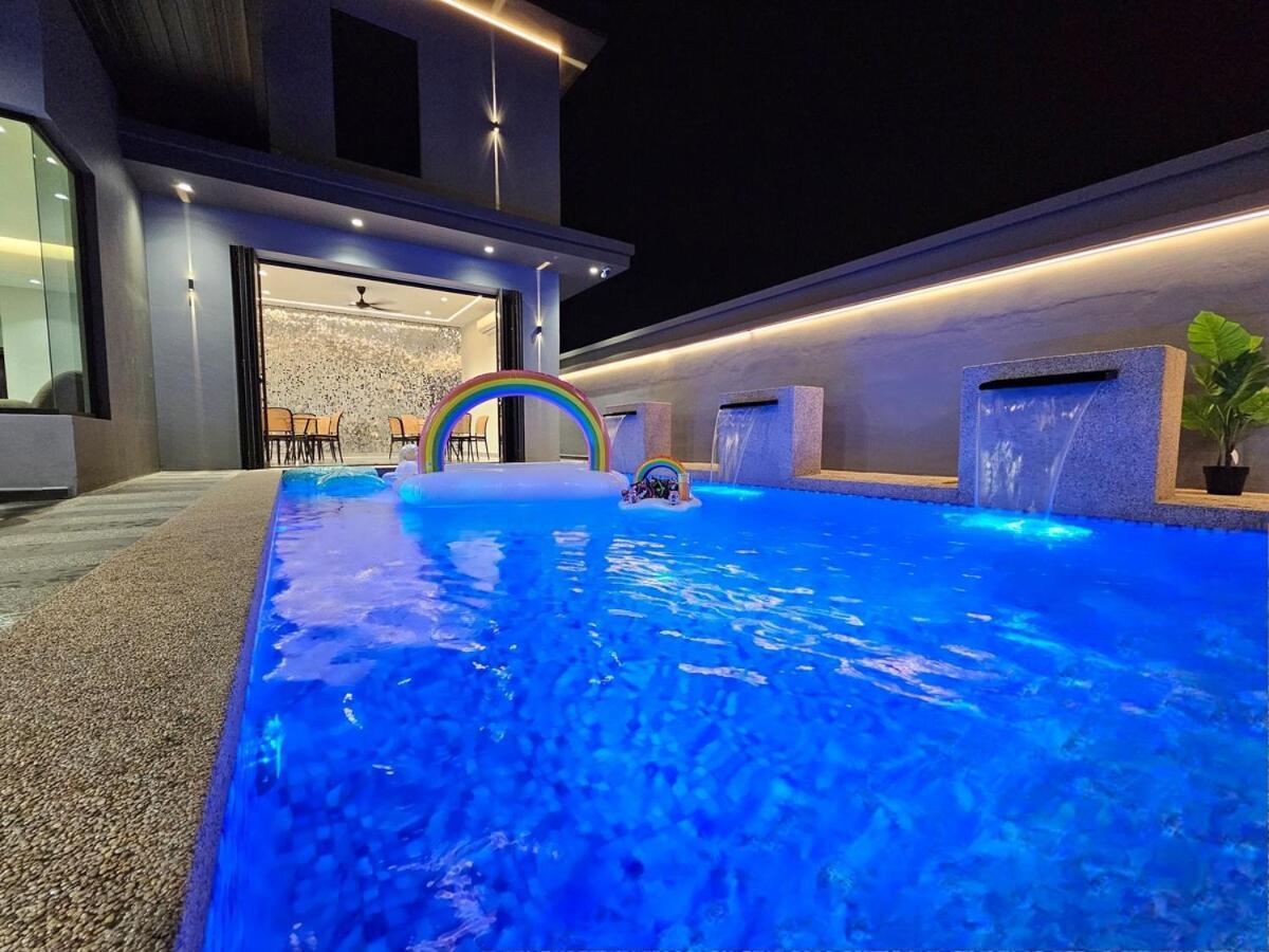Jpp L Luxury Private Ktv Theme Private Pool Switch Hot Boiler Bbq Mahjong Machine Sleeps 26 5min To Austin Villa Johor Bahru